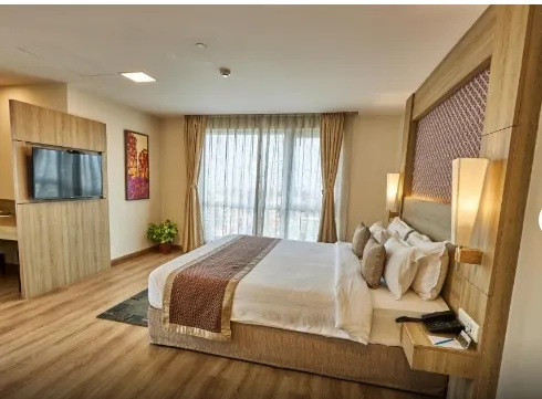Luxury Honeymoon Suite with Bathtub